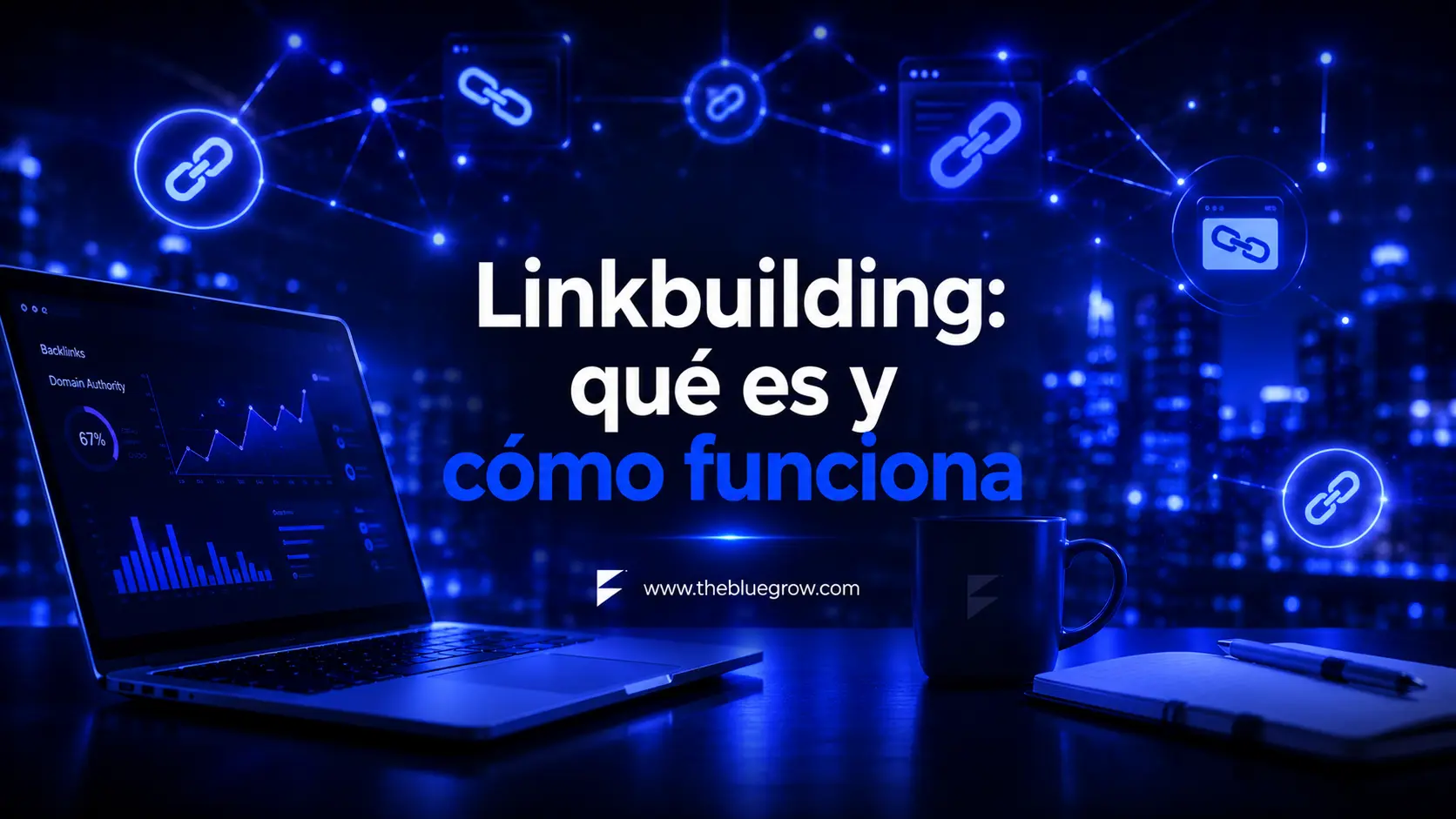 Portátil con métricas SEO y red de enlaces digitales sobre linkbuilding y construcción de autoridad web