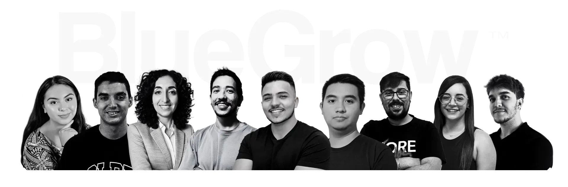 Equipo de BlueGrow formado por nueve profesionales delante del logotipo de la agencia de marketing digital