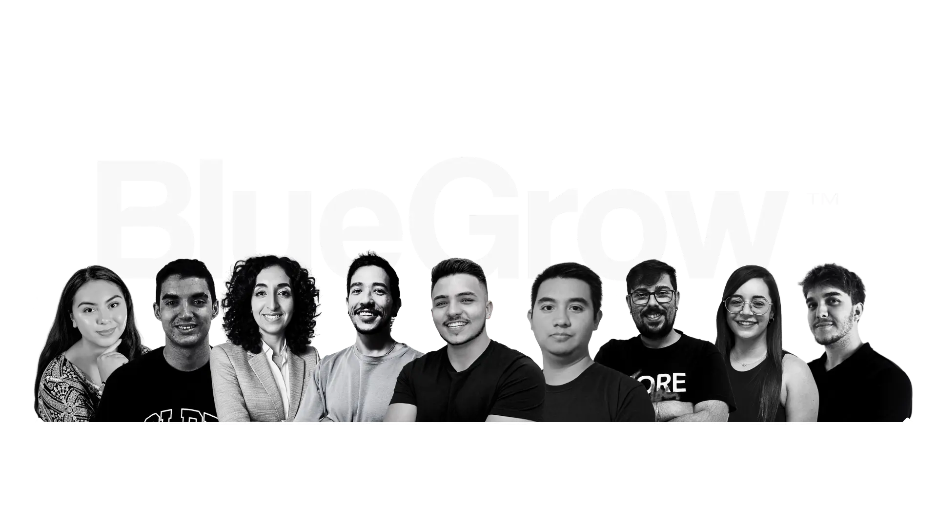 Equipo de BlueGrow formado por nueve profesionales delante del logotipo de la agencia de marketing digital